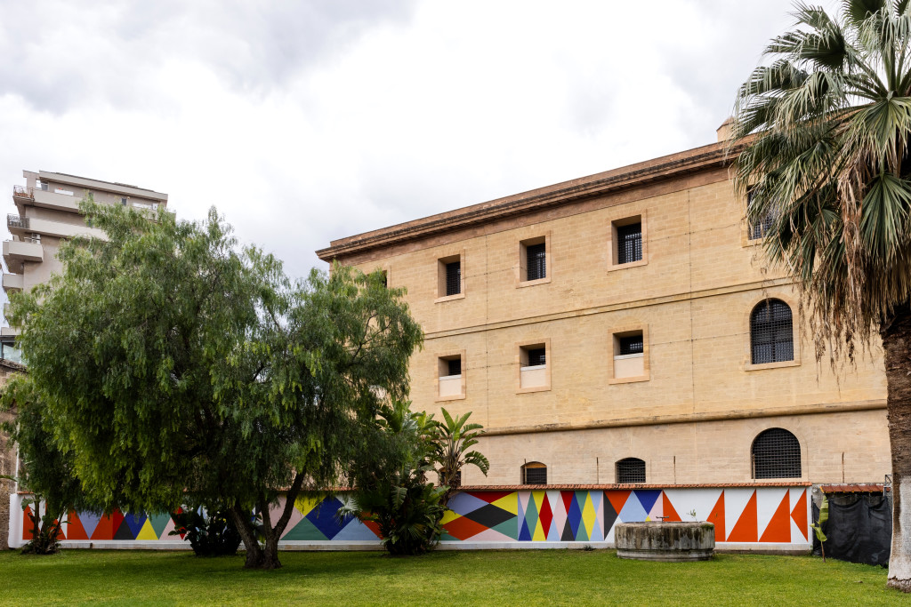 Paolo Gonzato, OUT OF STOCK, 2023, pittura al quarzo, 200x3000 cm, Palermo, Area Verde Casa di Reclusione Calogero Bona – Ucciardone.