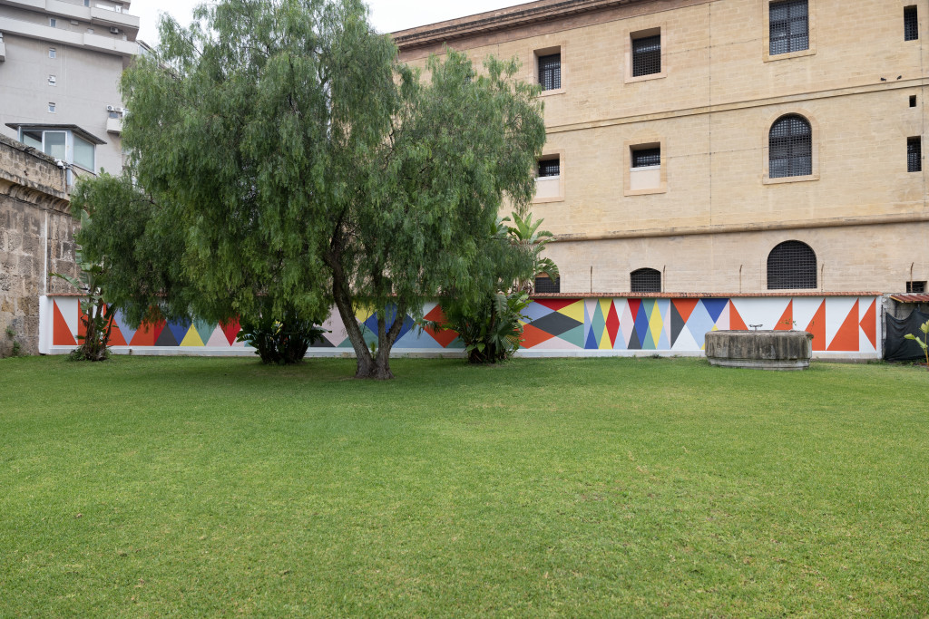 Paolo Gonzato, OUT OF STOCK, 2023, pittura al quarzo, 200x3000 cm, Palermo, Area Verde Casa di Reclusione Calogero Bona – Ucciardone.